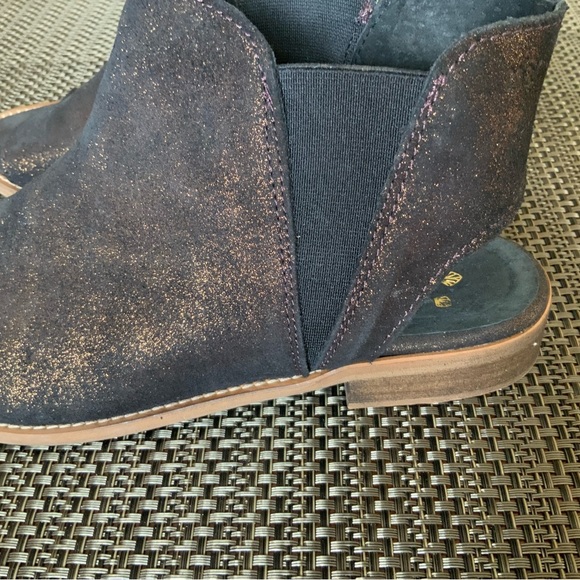 Musse & Cloud Bronze Leather Ciara
Sandal - Picture 7 of 14